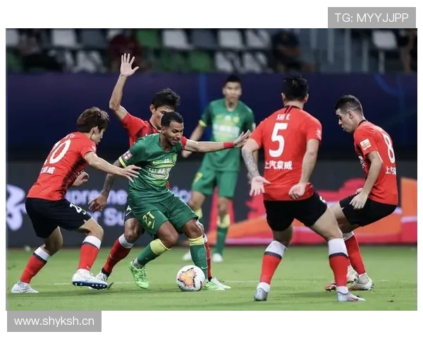 中超联赛激战正酣 北京国安与上海上港展开焦点对决 - 副本 (2)